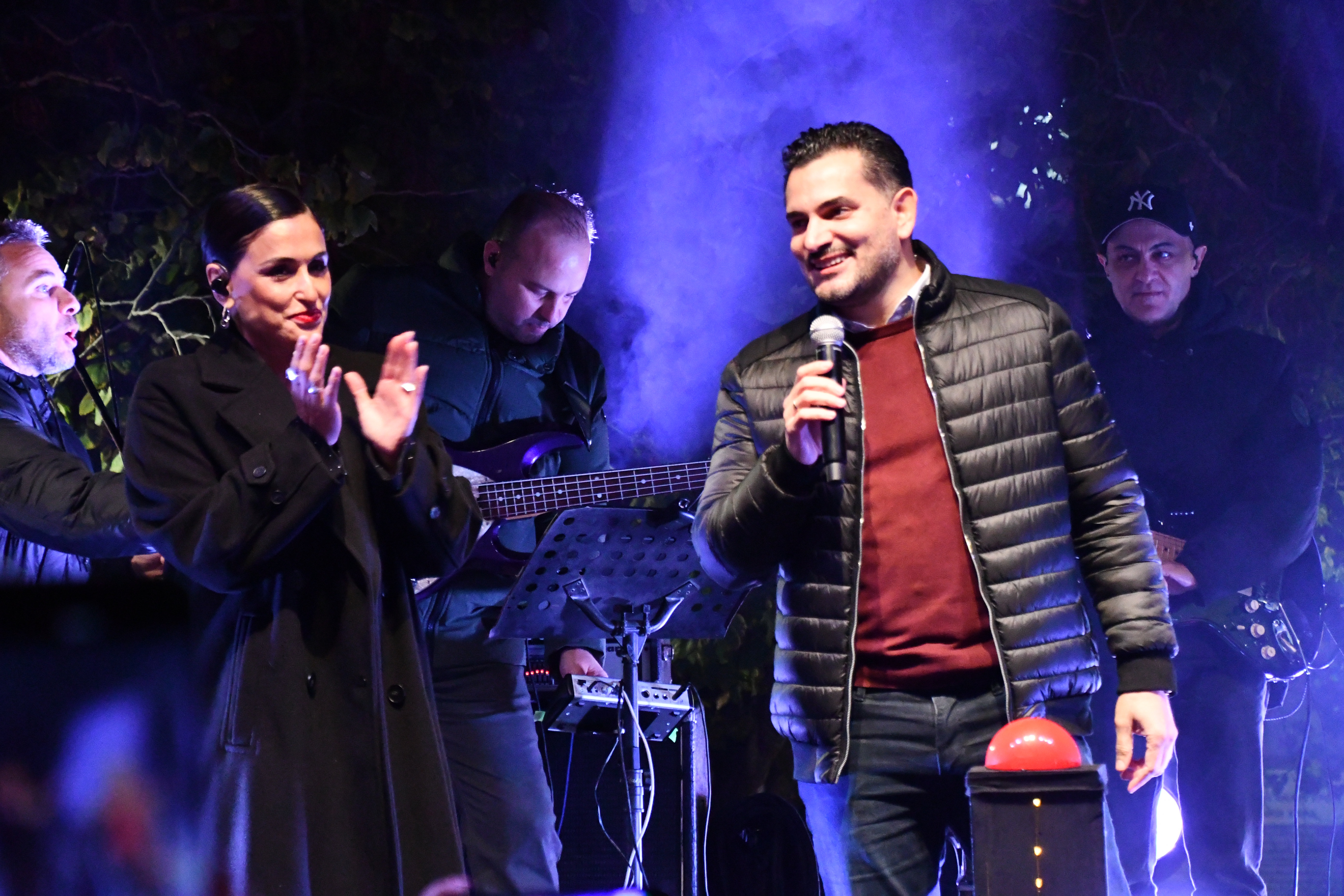 Με κέφι και διασκέδαση για μικρούς και μεγάλους πραγματοποιήθηκε το άναμμα του δέντρου στο Καματερό 